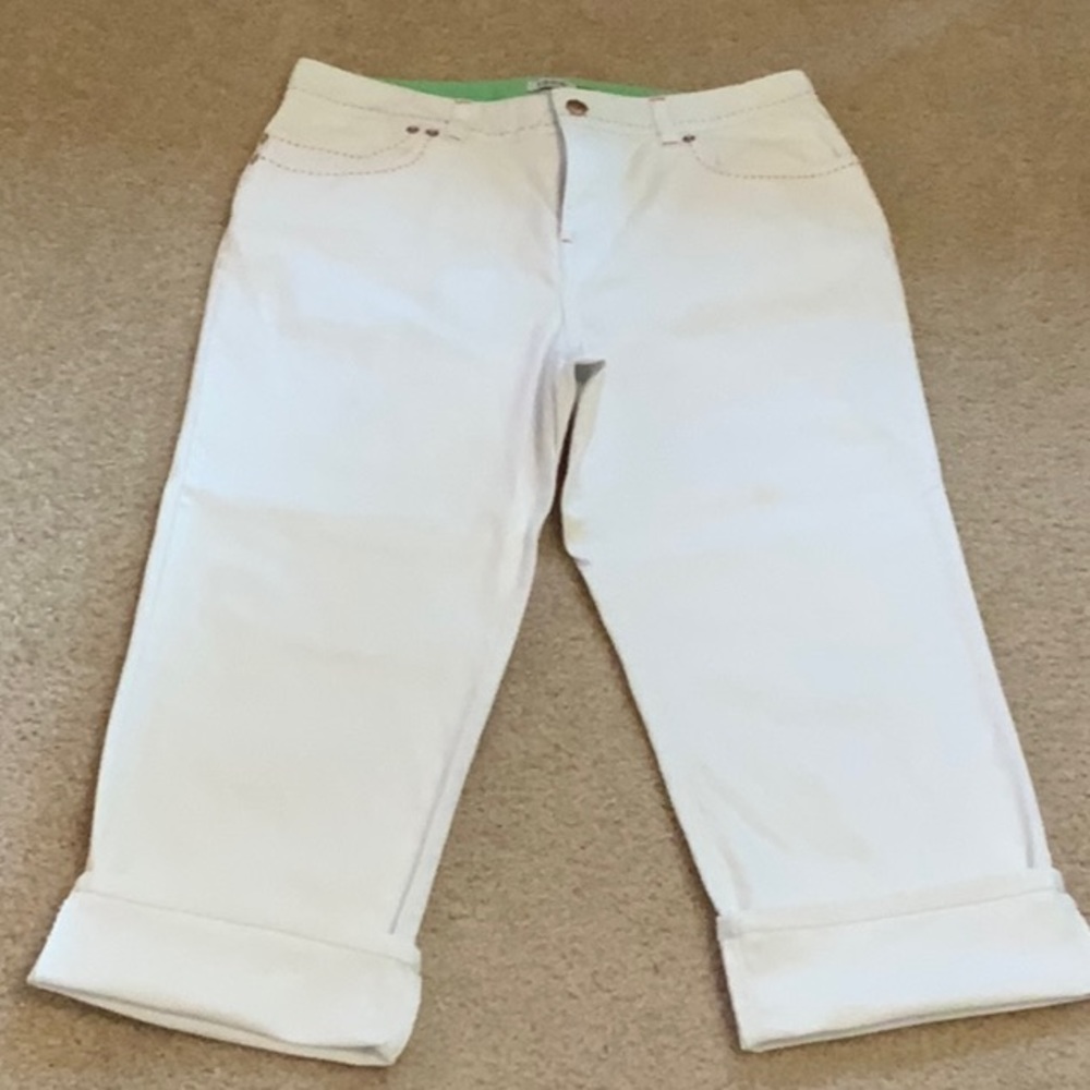 Izod  stretch cotton white capri with pink stitching Size 10 Like New